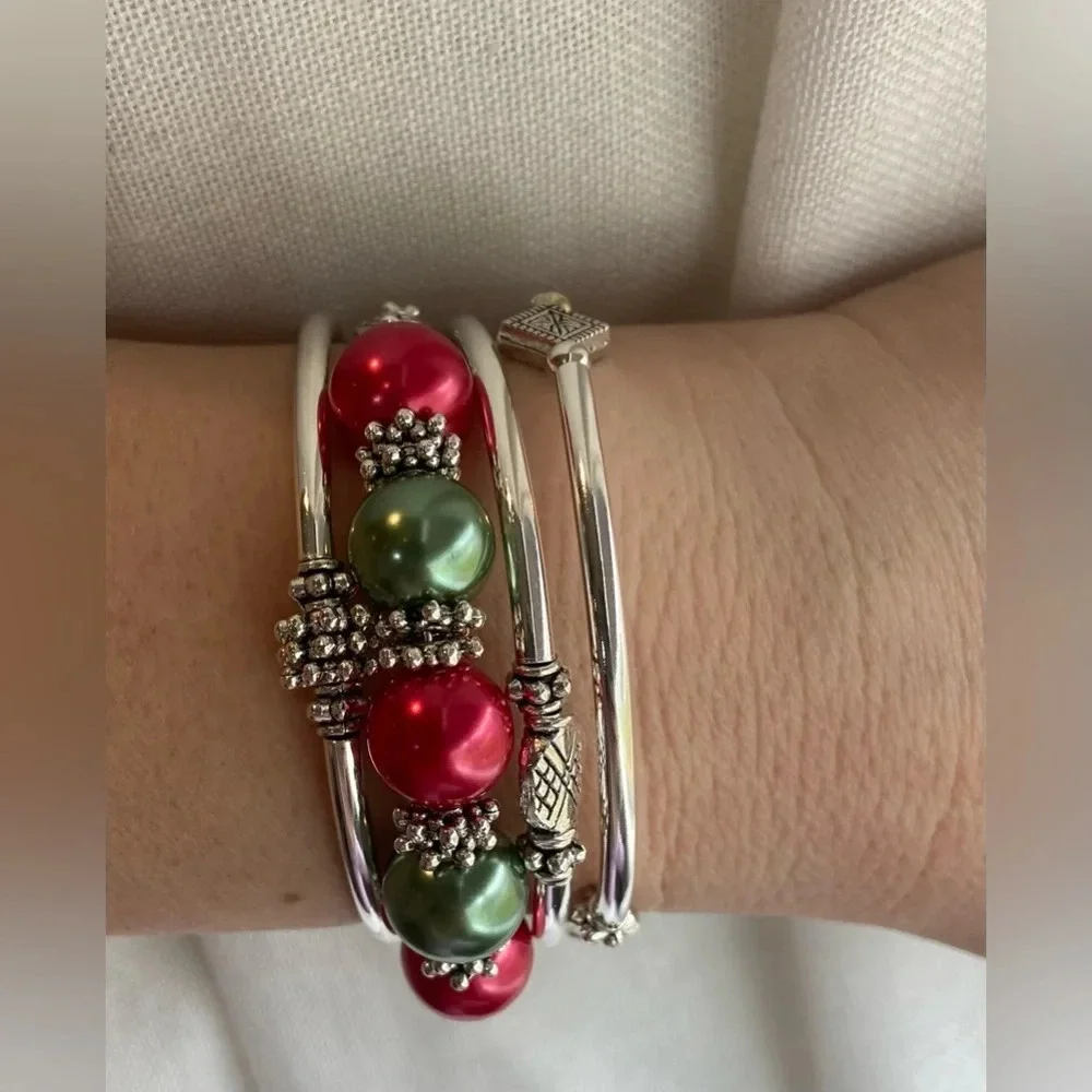 SLINKY BRACELET Women’s Slinky Bracelet with Charms and Beads Red and Green‎